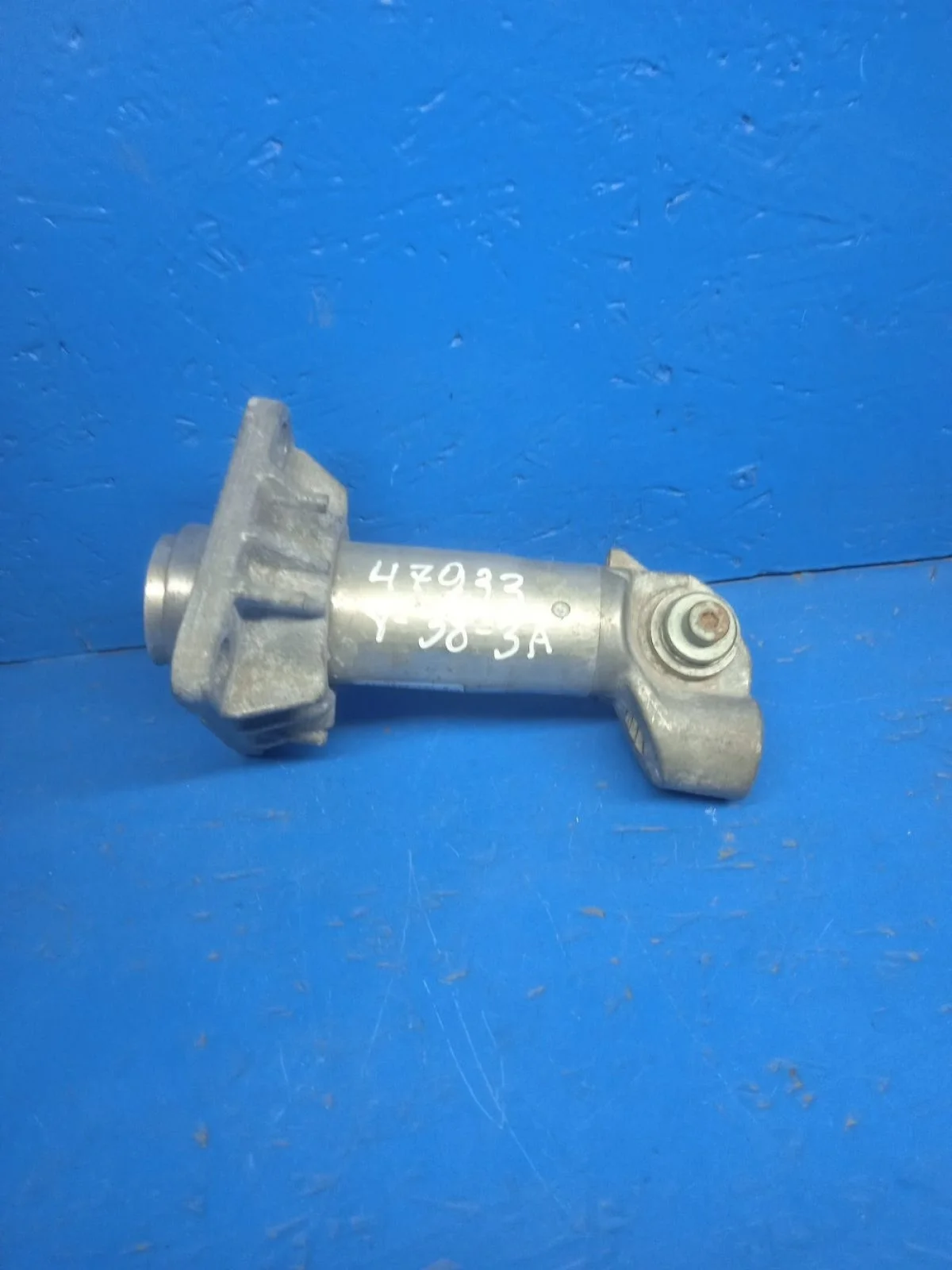 Кронштейн усилителя переднего бампера правый Audi A4 B6 (2000—2006) 8E, B6 8E0807134B Право Перед AWA, AVB, AMB