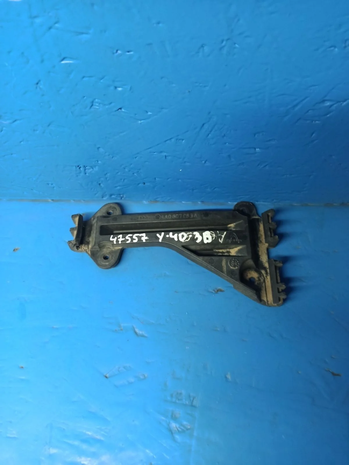 Кронштейн переднего бампера левый Audi A6 C4 (1994—1997)  4A0807283A Лево Перед ABC