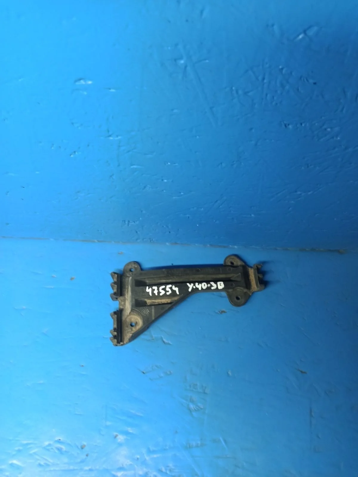 Кронштейн переднего бампера правый Audi A6 C4 (1994—1997)  4A0807284A Право Перед