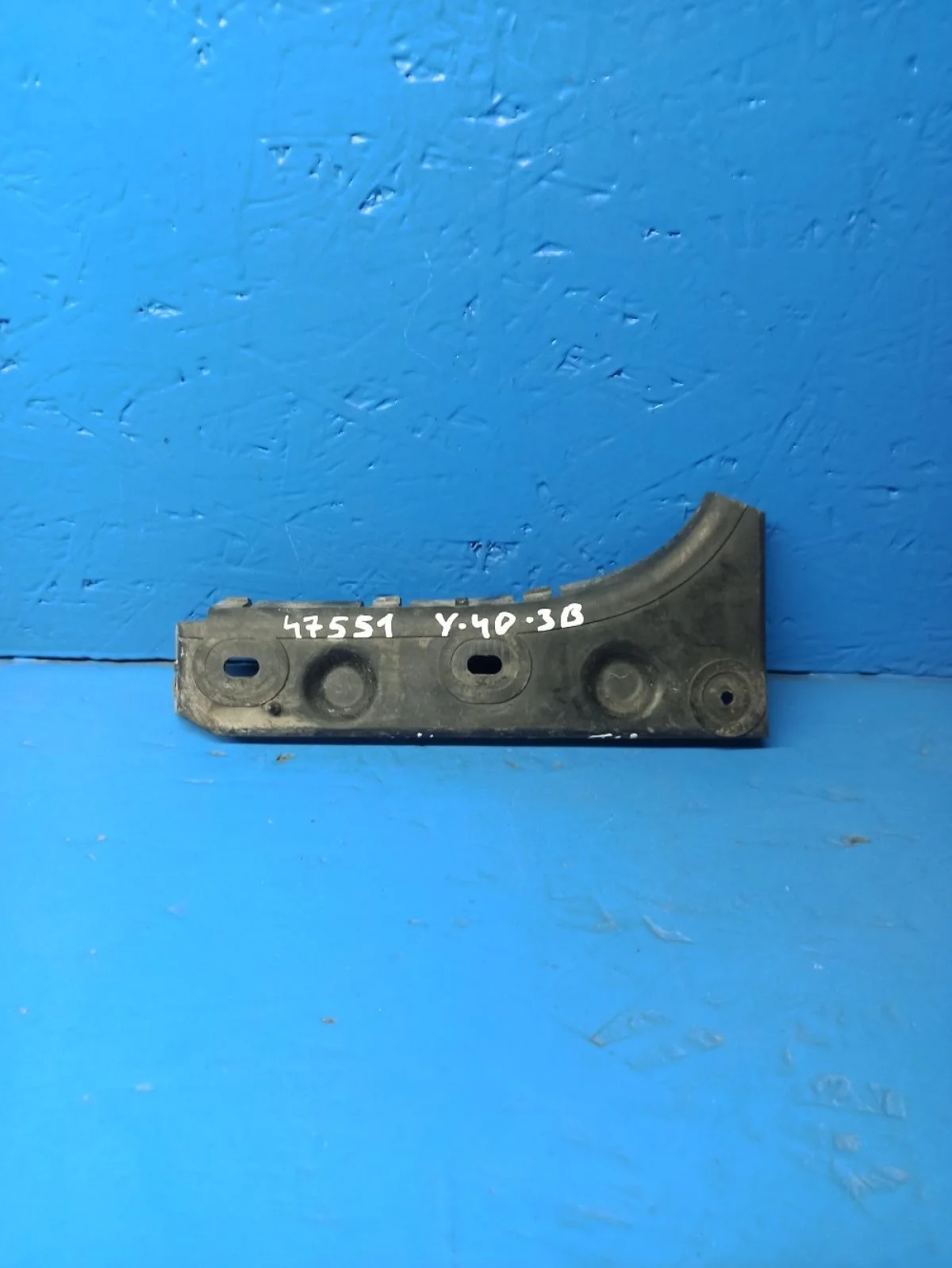 Кронштейн переднего бампера левый Audi A6 C5 (1997—2001) C5 4B0807283B Лево Перед AKN afb, 2.4 v6