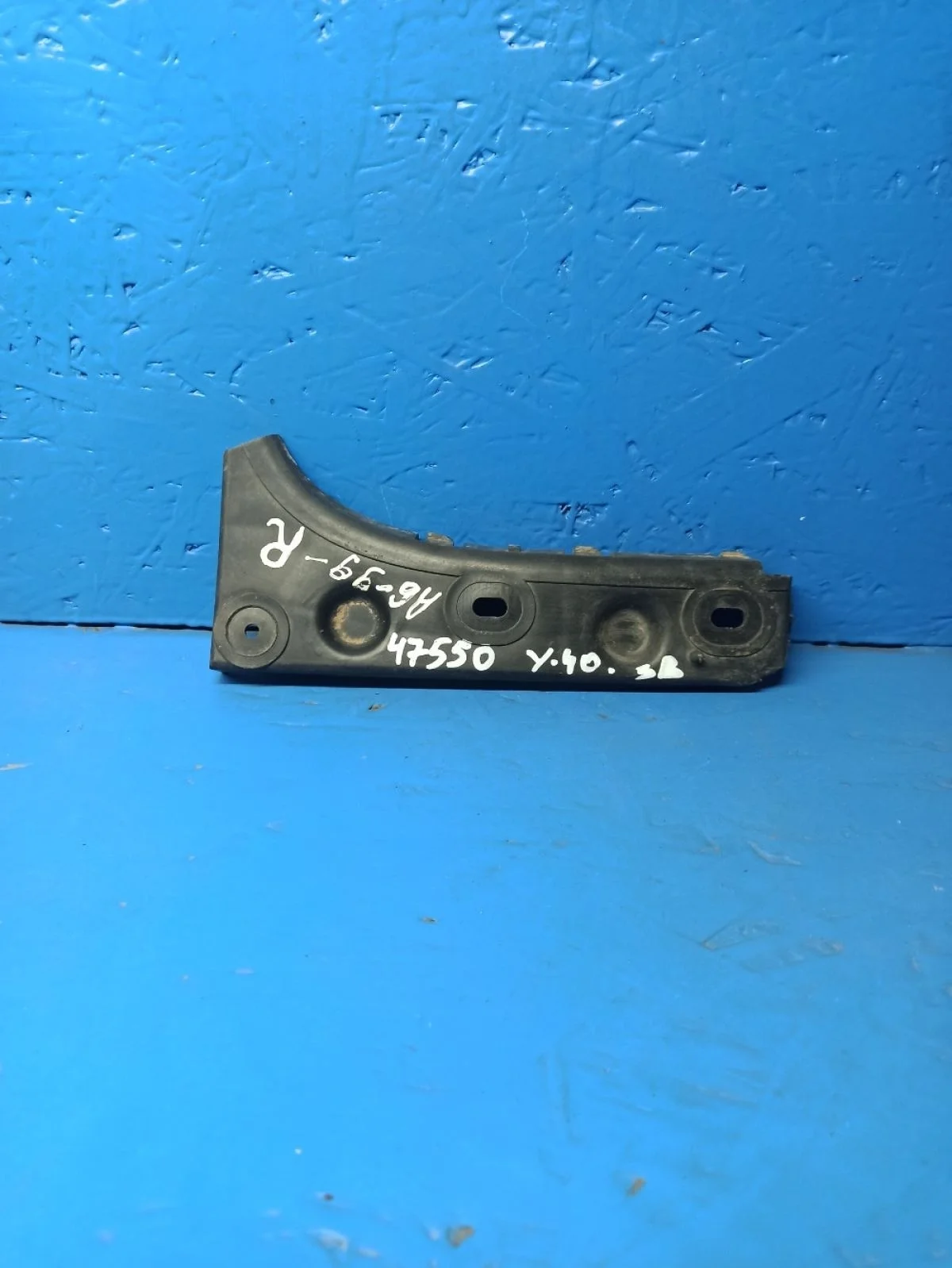 Кронштейн переднего бампера правый Audi A6 C5 рестайлинг (2001—2004)  4B0807284B Право Перед ALT