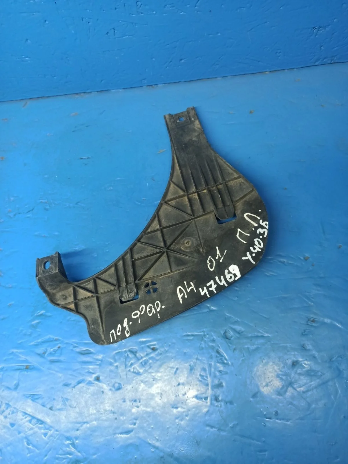 Кронштейн (крепление) фары левый Audi A4 B6 (2000—2006)