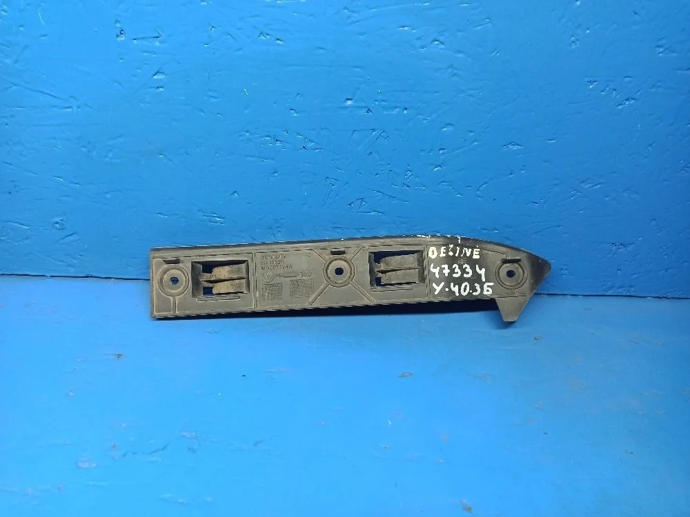 Кронштейн переднего бампера правый Volkswagen Golf Mk4 (1997—2006) 1J1 9B1 MK4 1J0807184A Право Перед