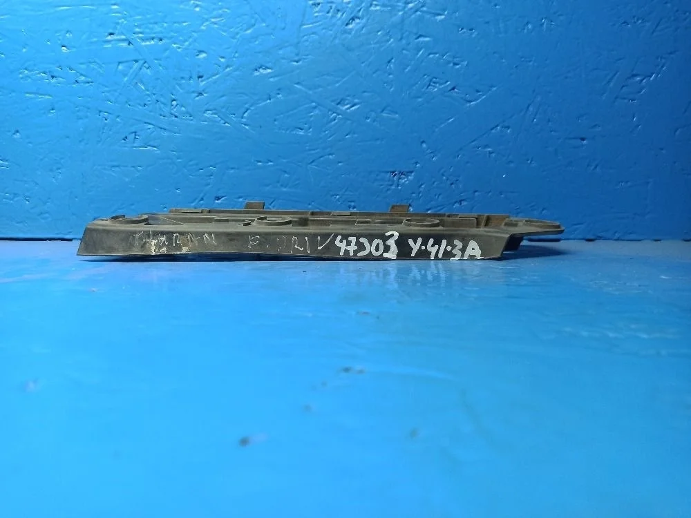 Кронштейн переднего бампера правый Volkswagen Touran I (2003—2006)