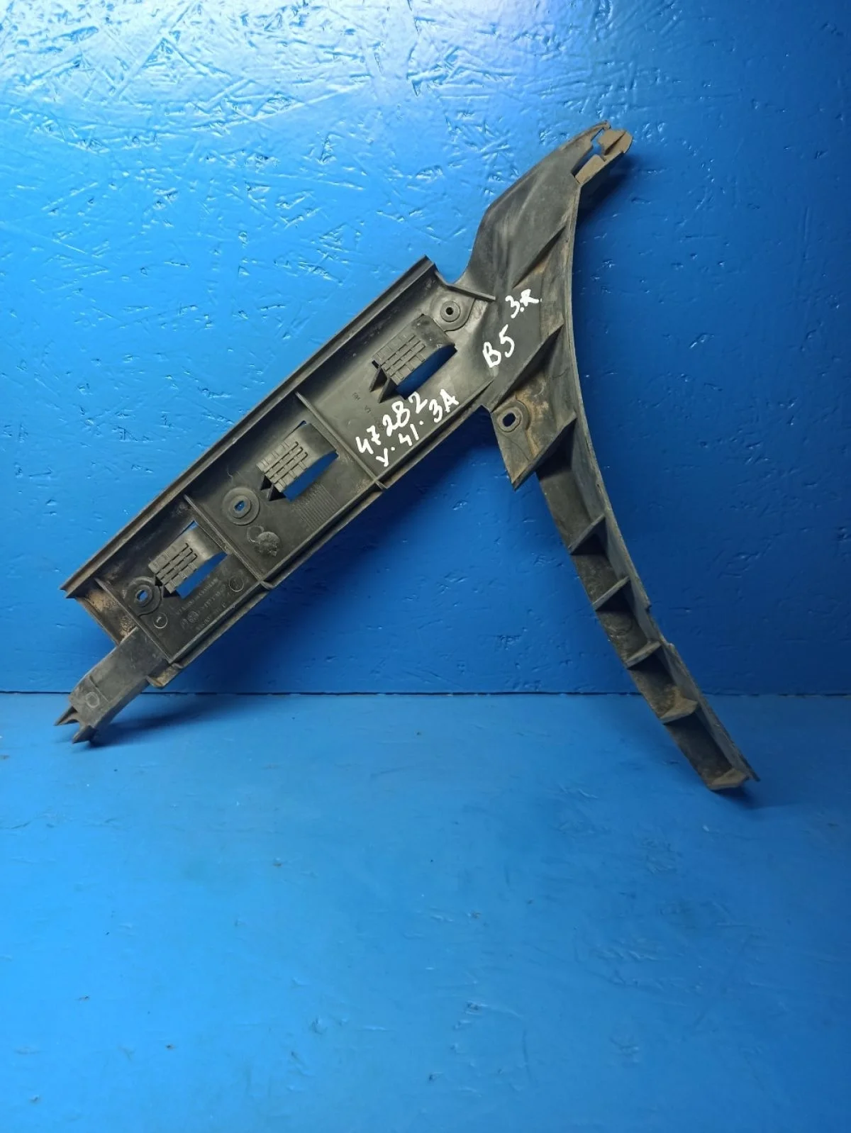 Кронштейн крепления заднего бампера правый Volkswagen Passat B5 рестайлинг (2000—2005) 3B3, 3B, 3B3, 3B 3b5807394c Право Зад ALZ, AWT