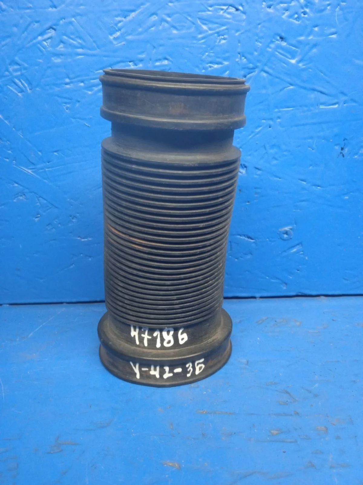 Патрубок воздушный (воздуховод) Audi A6 C5 (1997—2001)  8D0129627