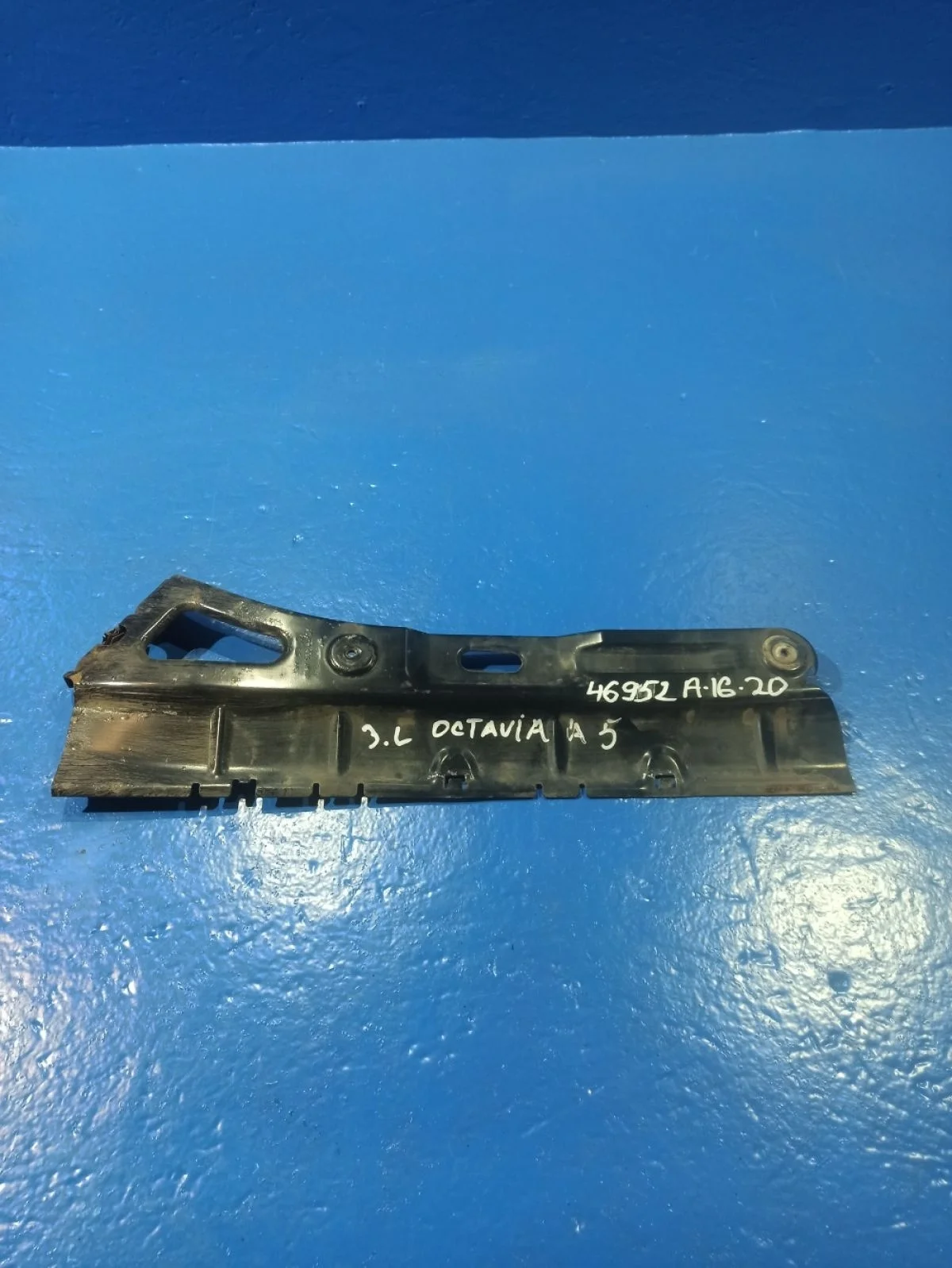 Кронштейн крепления заднего бампера левый Skoda Octavia II рестайлинг (2008—2013) TMBCK41Z0BB154114 1z5807147a Лево Зад CDAA