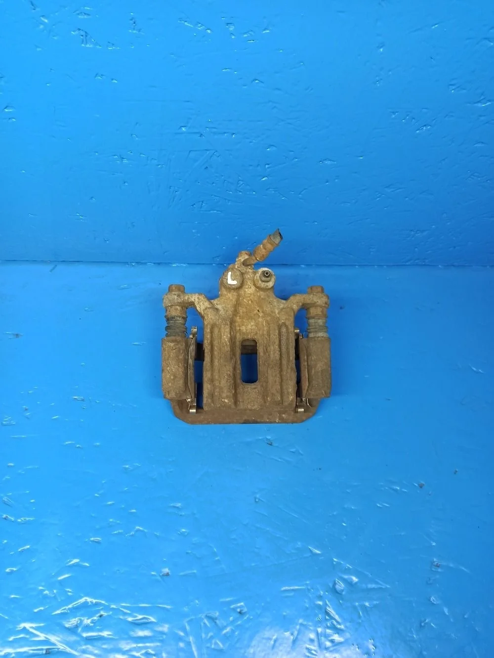 Суппорт тормозной задний левый Nissan Pathfinder III (2004—2010)