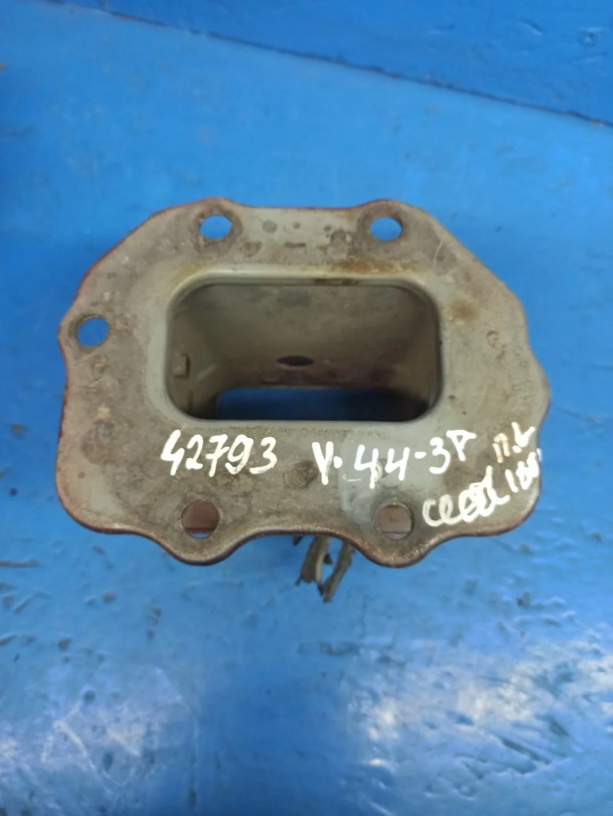 Кронштейн усилителя переднего бампера левый Kia Ceed ED (2006—2010) XWEFF242280001664 647101H010 Лево Перед G4FC GAMMA