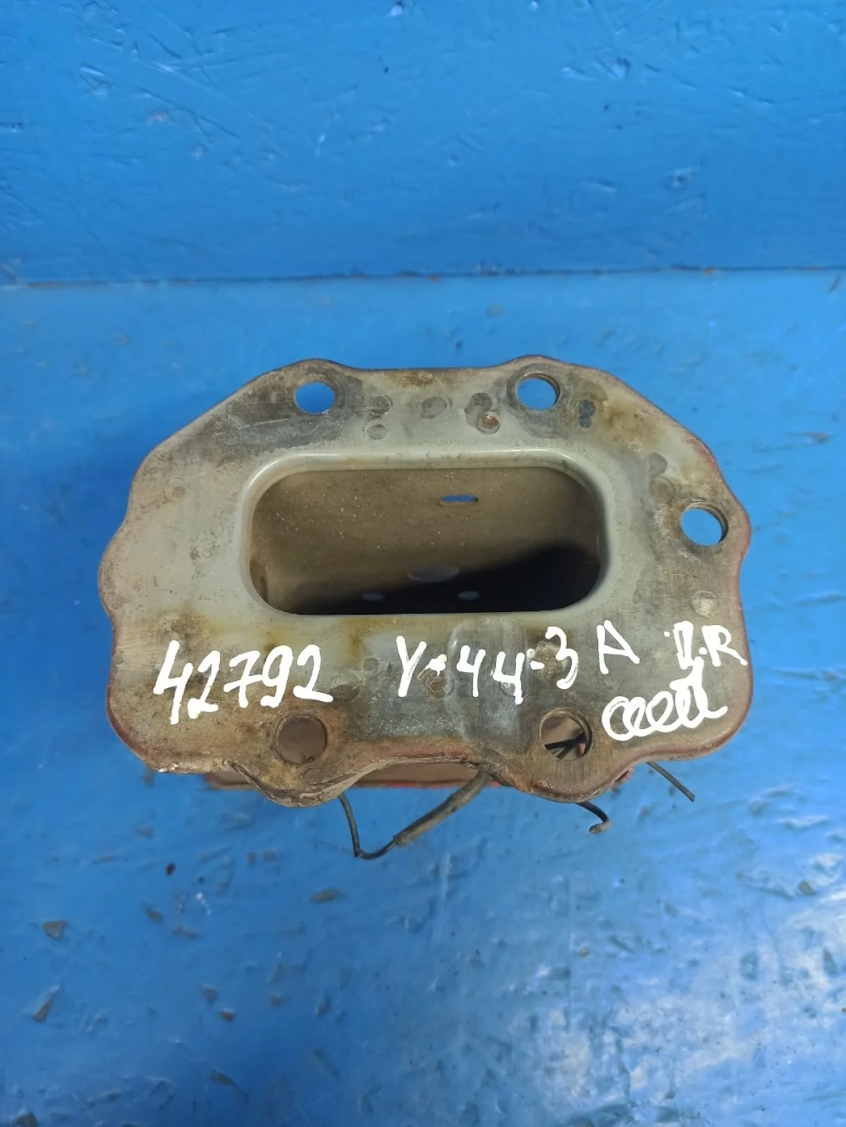 Кронштейн усилителя переднего бампера правый Kia Ceed ED (2006—2010)