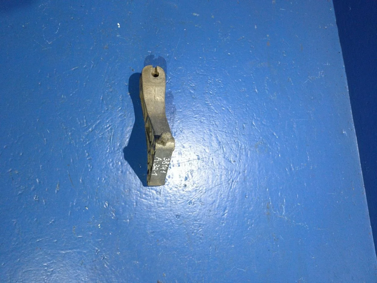 Кронштейн опоры двигателя Opel Astra GTC H (2004—2007) W0L0AHL0865093761 13174501   Z18XE