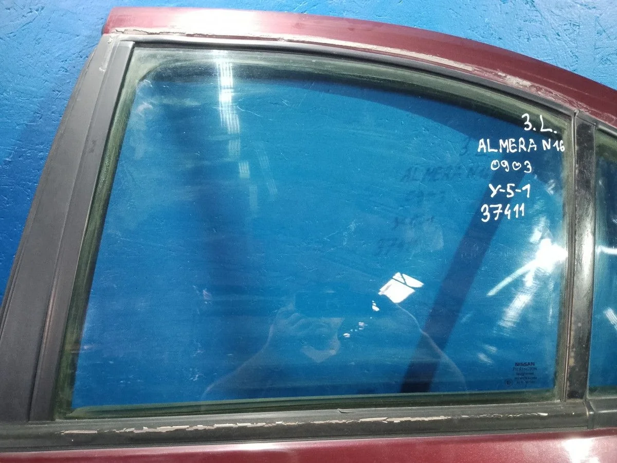 Стекло двери задней левой Nissan Almera N16 рестайлинг (2002—2006) N16 2 поколение 823019M700 Лево Зад