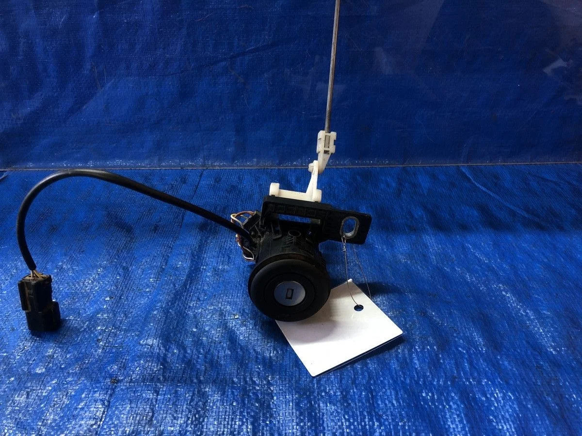 Кнопка открывания багажника Mitsubishi Carisma I (1995—1999) DA_A DA1A DA2A MR264135, MR392899  Зад