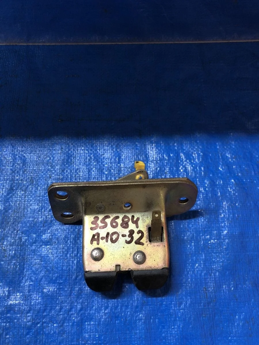 Замок багажника Mitsubishi Carisma I (1995—1999) DA_A DA1A DA2A MR100905  Зад