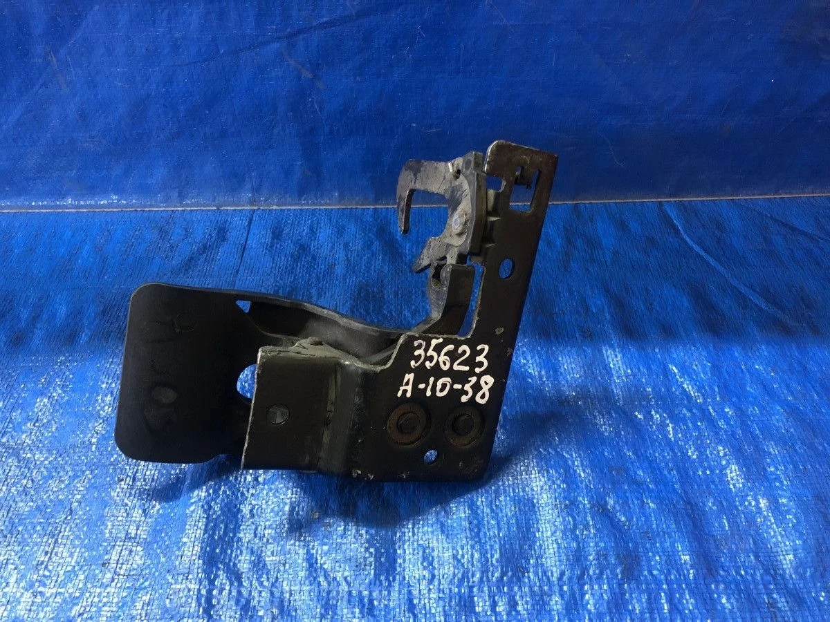 Замок капота Audi A3 8P рестайлинг (2004—2008) 8P1 8P0823480  Перед