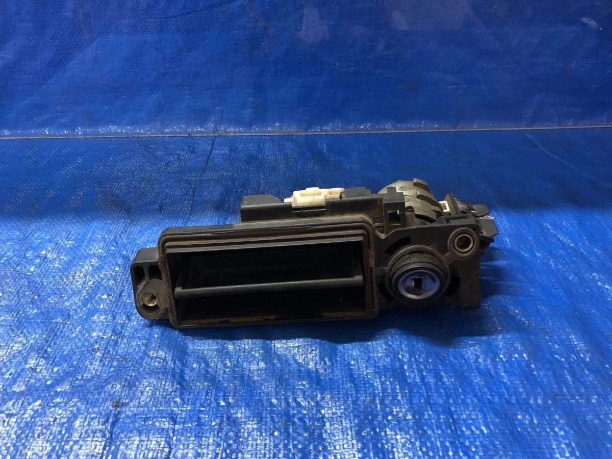 Кнопка открывания багажника Mercedes-Benz E-класс W211/S211 (2002—2006) W211 A2037500093  Зад M112 OM646 M271 OM647