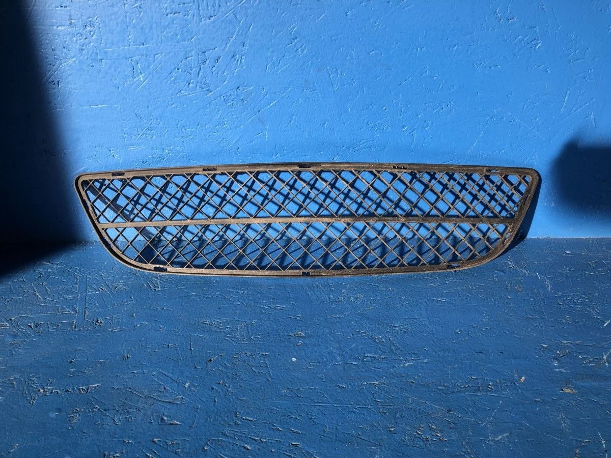 Решетка в бампер центральная Nissan Almera Classic I (2006—2013) KNMCSHLMS6P619789 6225695F0A   QG16DE