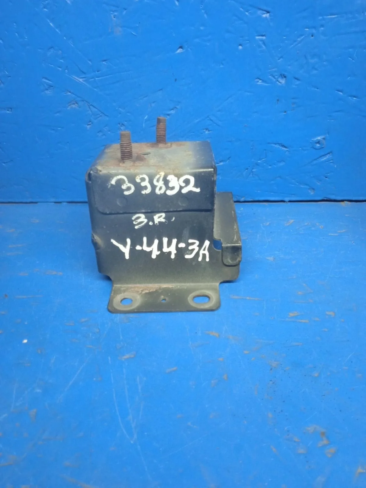 Кронштейн усилителя заднего бампера правый Nissan Almera Classic I (2006—2013) KNMCSHLMS6P619789 8521095F0B Право Зад QG16DE