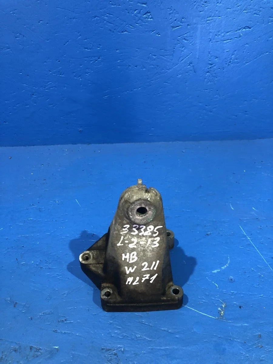 Кронштейн опоры двигателя Mercedes-Benz E-класс W211/S211 (2002—2006) W211 A2712230904 Лево  M271.941 M271.946 M271.942