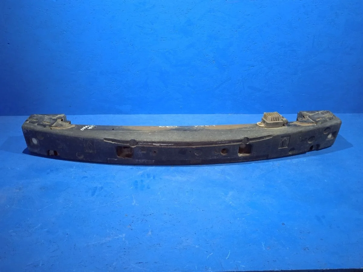 Усилитель переднего бампера Chrysler Voyager IV (2000—2004)  04857785AA  Перед