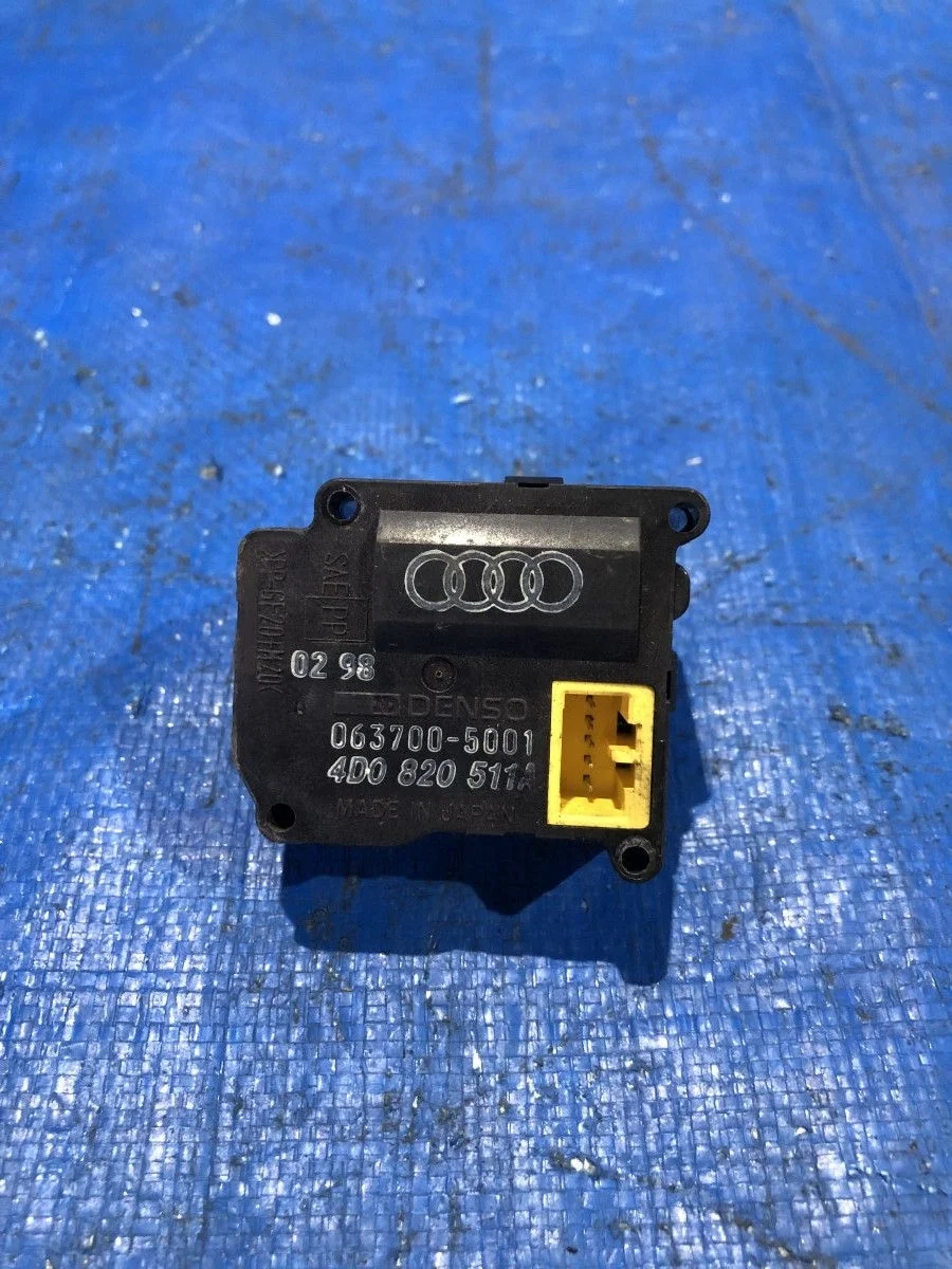 Электропривод заслонки отопителя Audi A8 D2 рестайлинг (1999—2002)