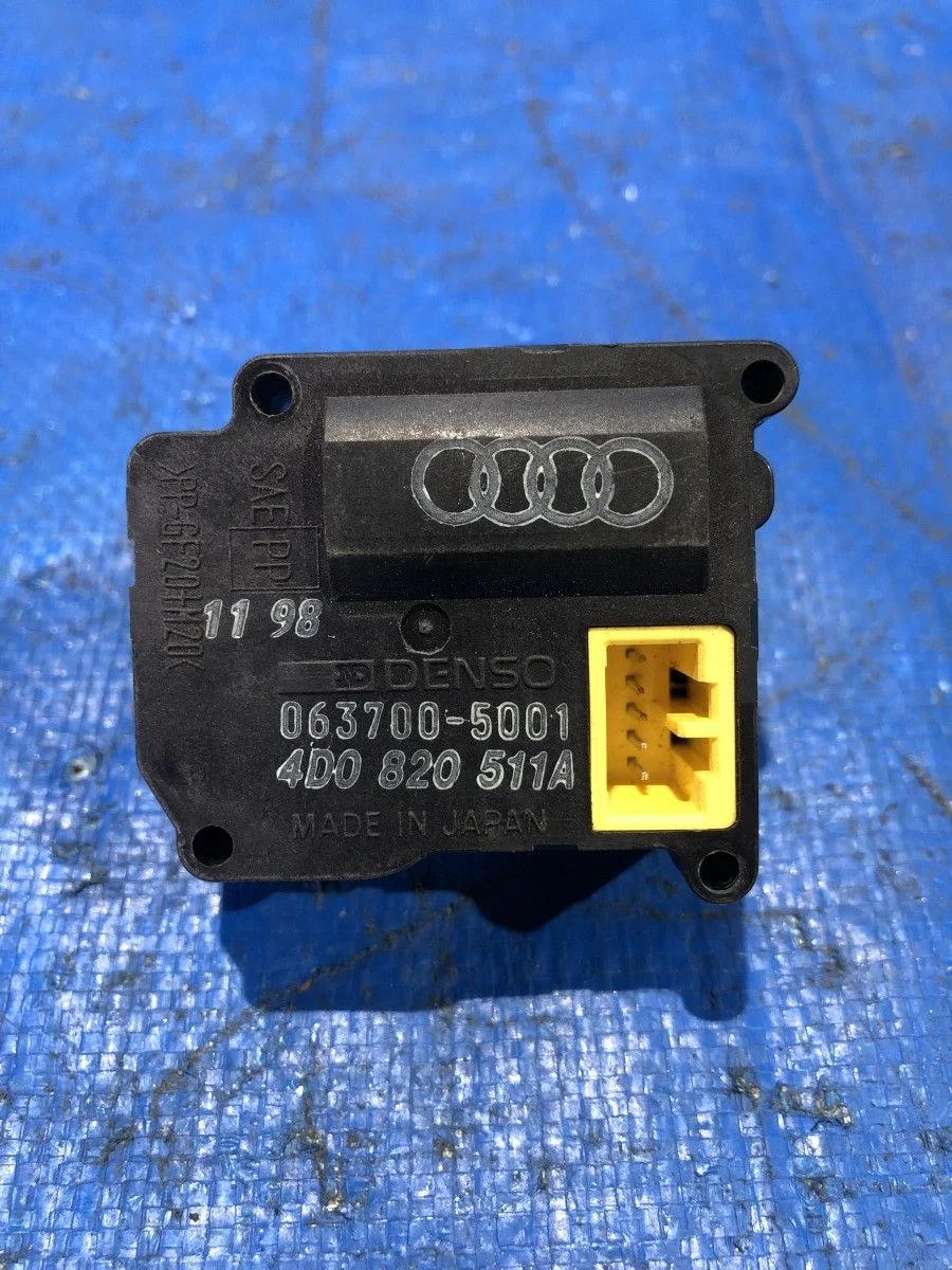 Электропривод заслонки отопителя Audi A8 D2 рестайлинг (1999—2002)