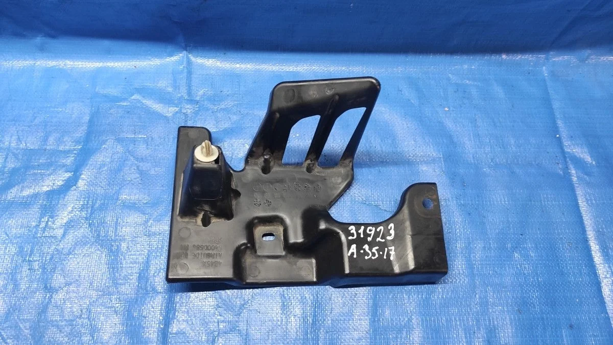 Кронштейн решетки радиатора центральный Mitsubishi Outlander III рестайлинг 3 (2018—2025)  6400D586  Перед 4B11