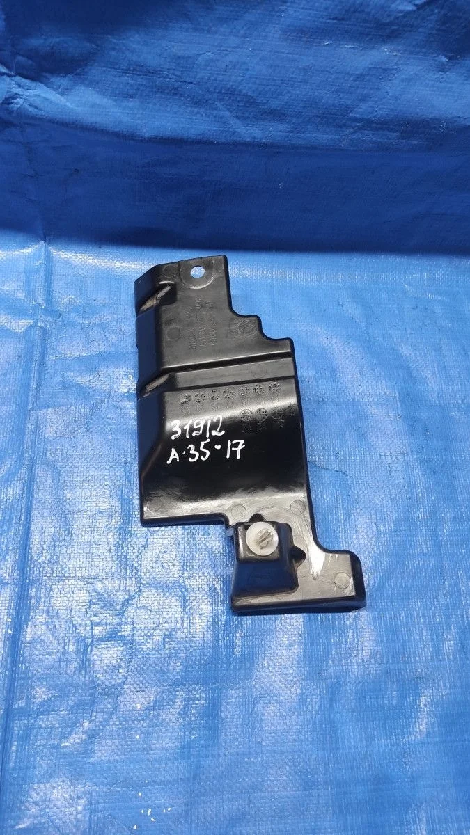 Кронштейн решетки радиатора центральный Mitsubishi Outlander III рестайлинг 3 (2018—2025)  6400D922   4B11