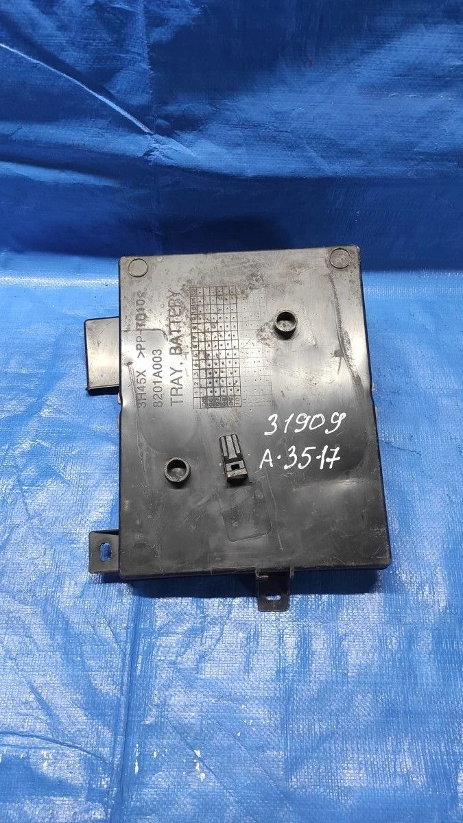 Крепление аккумулятора (корпус/подставка АКБ) Mitsubishi Outlander III рестайлинг 3 (2018—2025)  8201A003   4B11