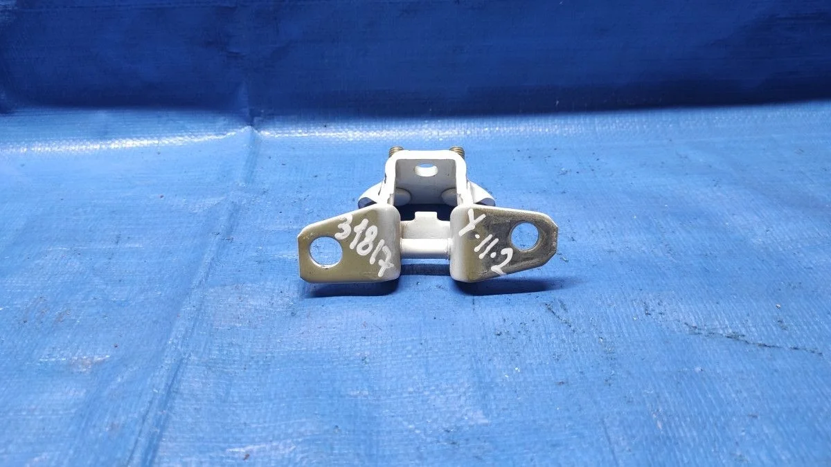 Петля двери задней правой верхняя Mitsubishi Outlander III рестайлинг 3 (2018—2025)