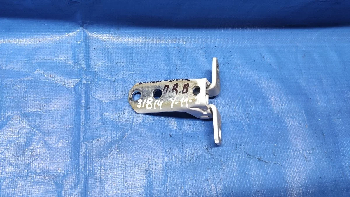 Петля двери передней правой верхняя Mitsubishi Outlander III рестайлинг 3 (2018—2025)