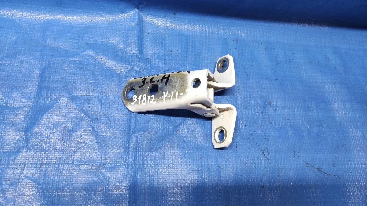 Петля двери задней левой нижняя Mitsubishi Outlander III рестайлинг 3 (2018—2025)