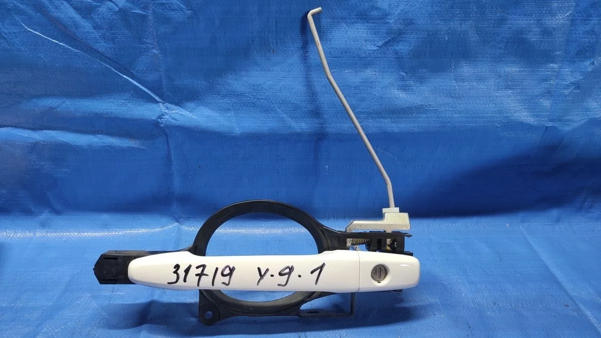 Ручка двери передней наружная левая Mitsubishi Outlander III рестайлинг 3 (2018—2025)  5716A085 Лево Перед 4B11