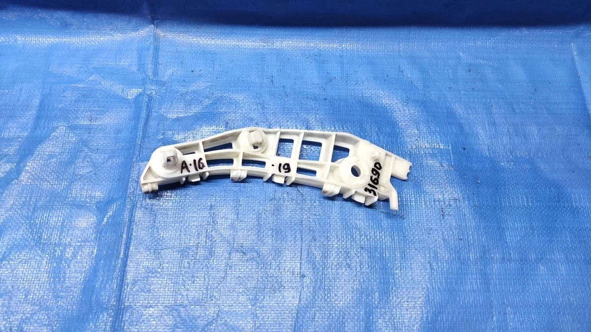 Кронштейн переднего бампера правый Mitsubishi Outlander III рестайлинг 3 (2018—2025)