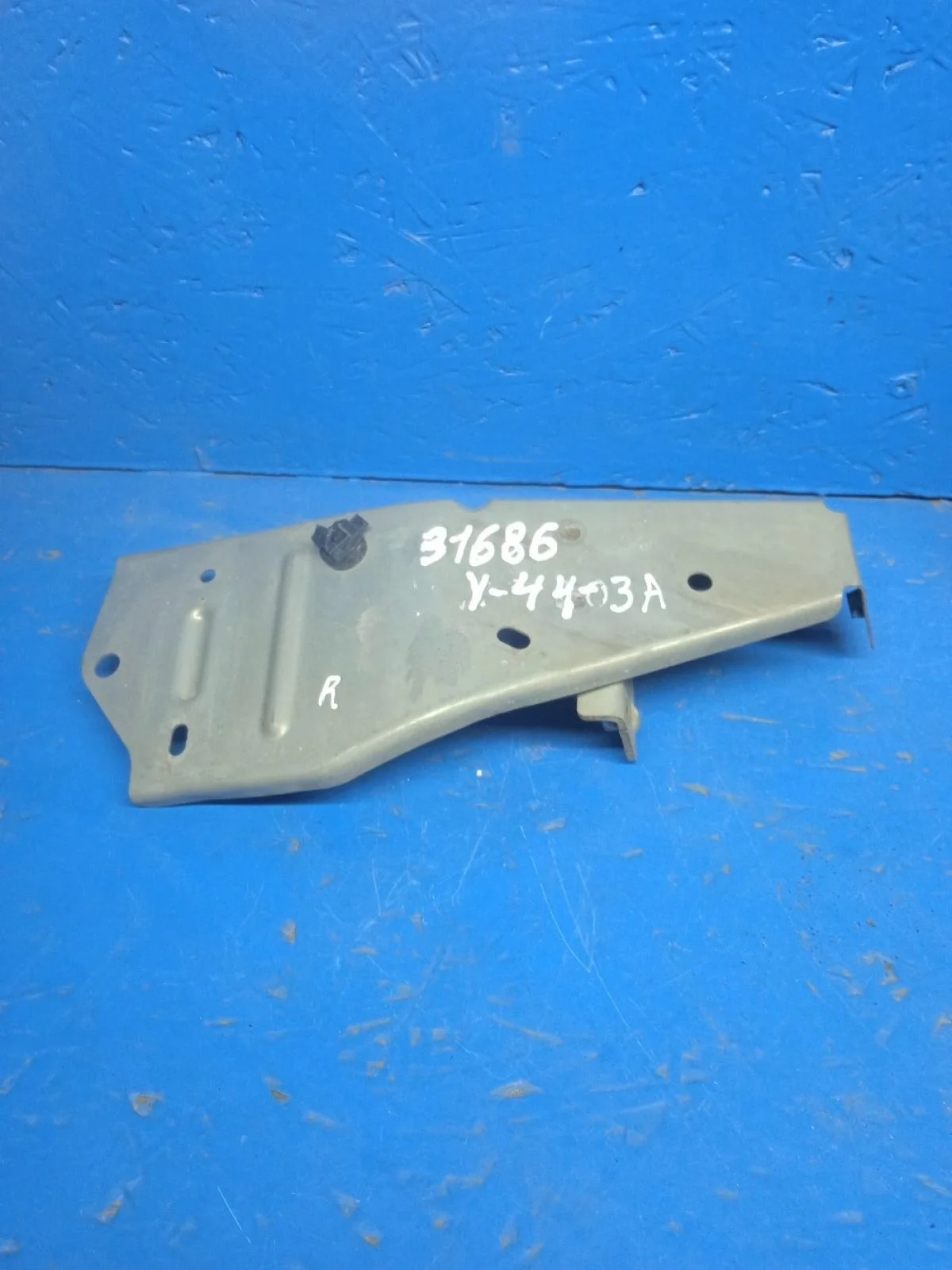 Кронштейн усилителя переднего бампера правый Mitsubishi Outlander III рестайлинг 3 (2018—2025)