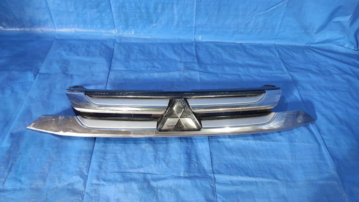 Решетка радиатора Mitsubishi Outlander III рестайлинг 3 (2018—2025)  7450A992  Перед 4B11
