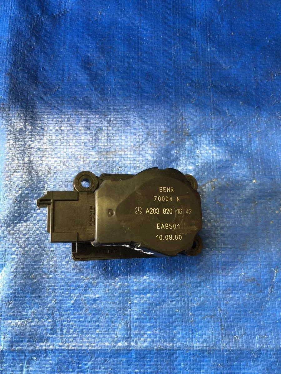 Электропривод заслонки отопителя Mercedes-Benz E-класс W211/S211 (2002—2006) W211 A2038201642   M112 OM646 M271 OM647