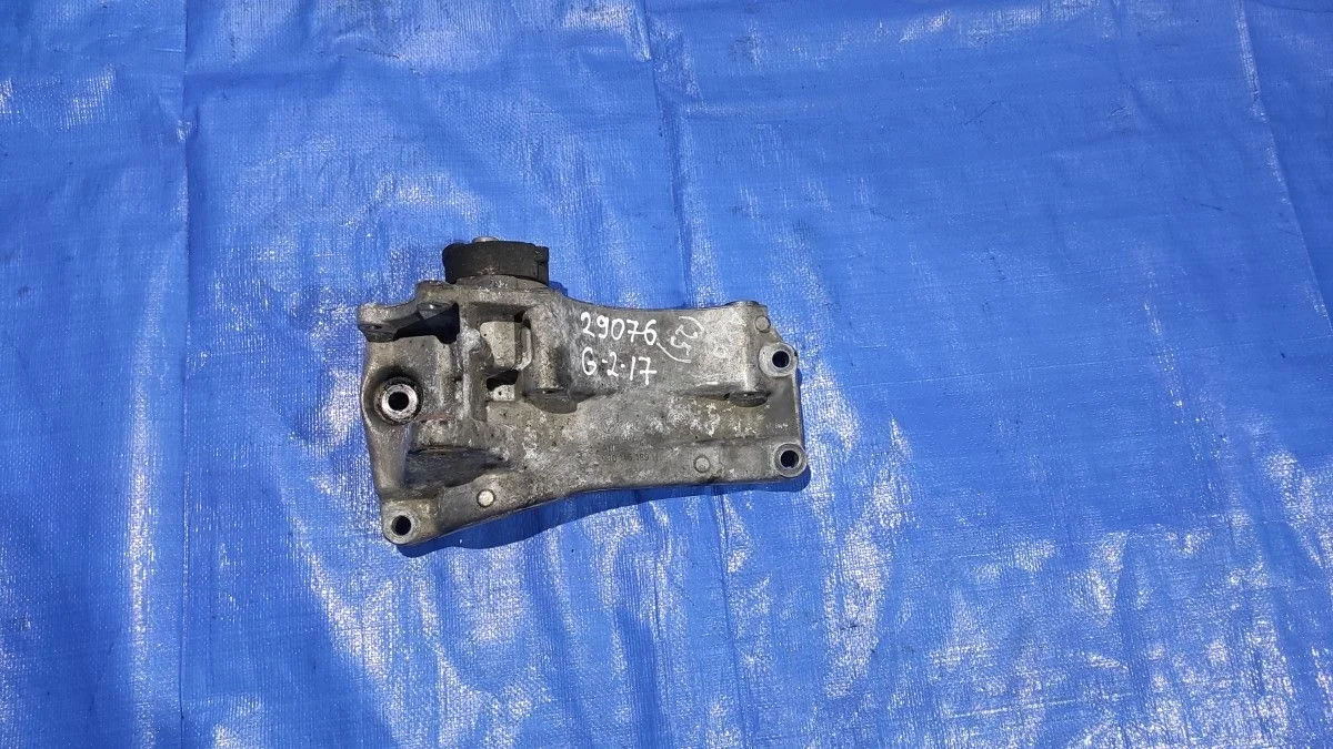 Кронштейн генератора Volkswagen Bora A4 (1998—2005) A4 1J2 1 поколение 030145169H   BCA   AXP  BUD  AEE