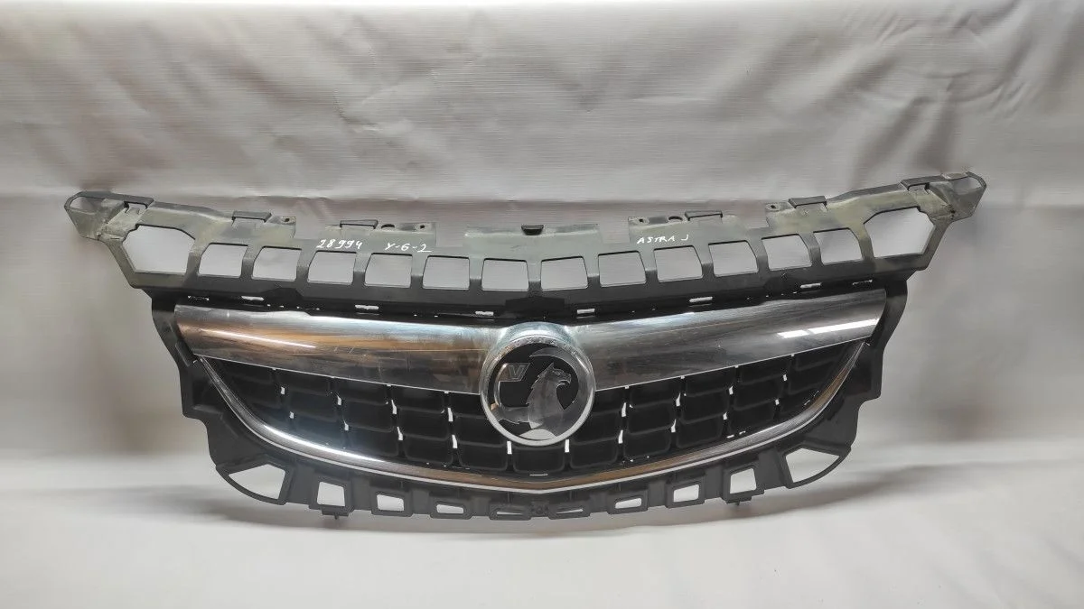 Решетка радиатора Opel Astra J (2009—2012) P10 13300946  Перед A14NET B14NET A16XER B14XER  A14XER