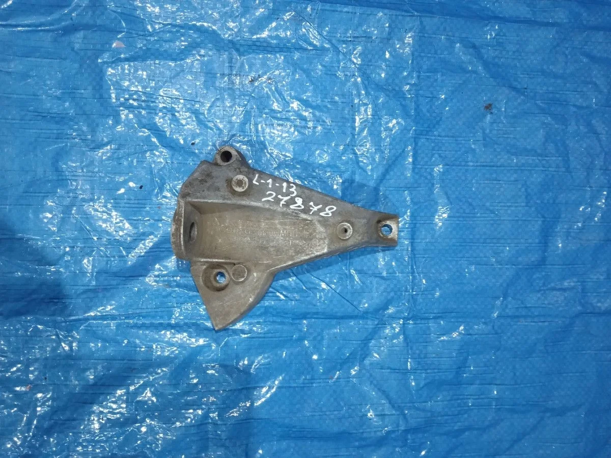 Кронштейн опоры КПП Volkswagen Passat B5 (1996—2001)  8D0399113AT Лево  AWM