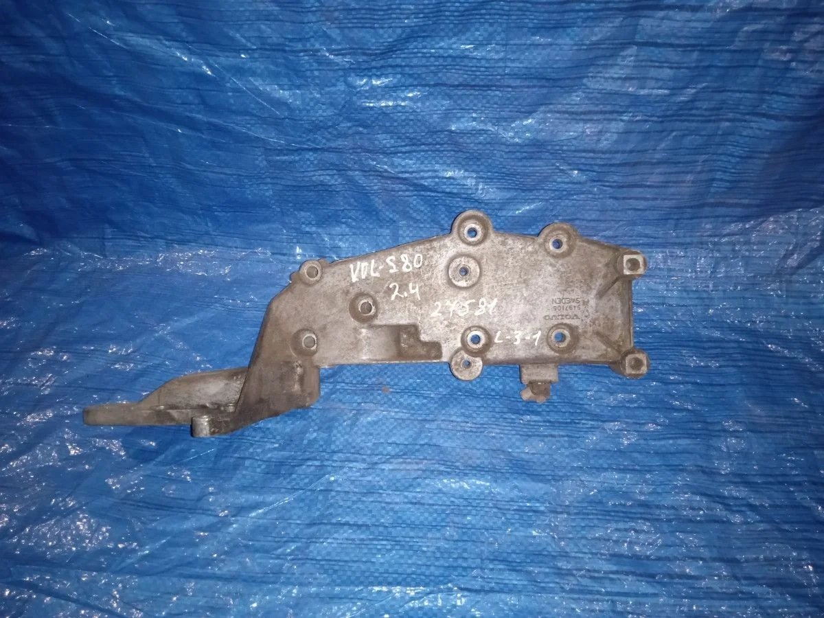 Кронштейн генератора Volvo XC70 I (2000—2004) SZ58 SZ59 9497106   B5204T B5244 B5244T B6284T B5204  B5284T