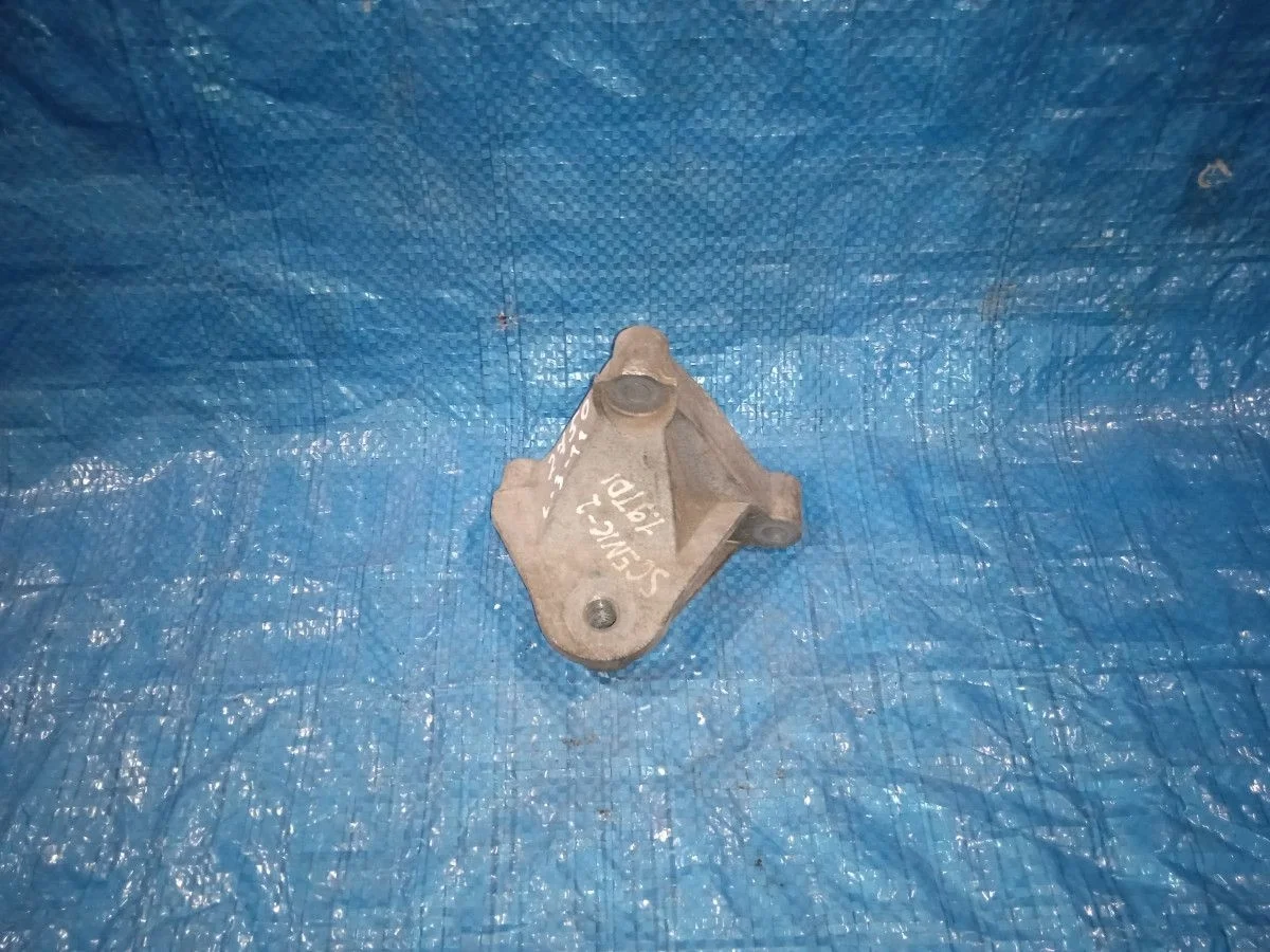 Кронштейн опоры двигателя Renault Scenic II (2003—2006) JM JM0C JM0F JM16 JM02 8200072747   F9Q  F9QT  F4P  F4R