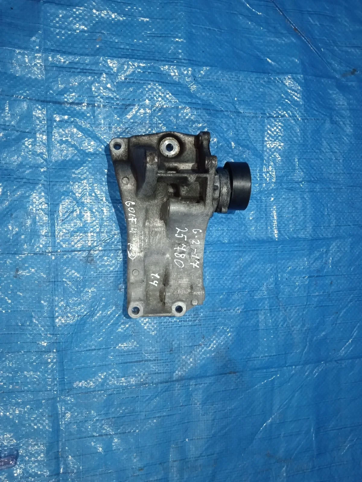 Кронштейн генератора Volkswagen Bora A4 (1998—2005) A4 1J2 1 поколение 030145169H   BCA   AXP  BUD  AEE