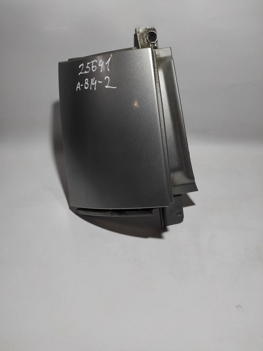 Накладка (планка) под задний левый фонарь Nissan Note E11 рестайлинг (2008—2013)