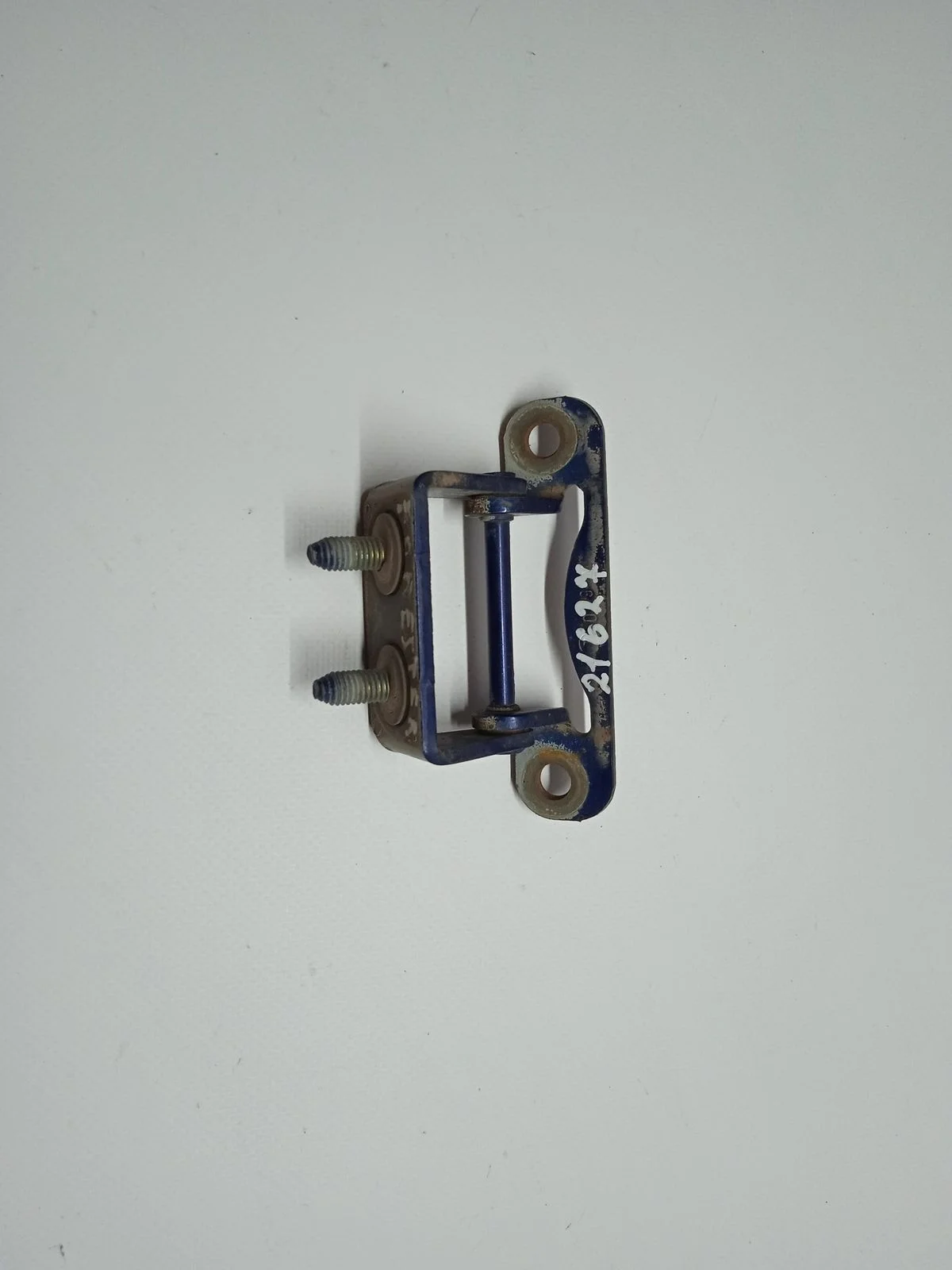 Петля багажника правая Subaru Forester SF (1997—2000) SF SF5 SF6 SF9 61820FC100 Право