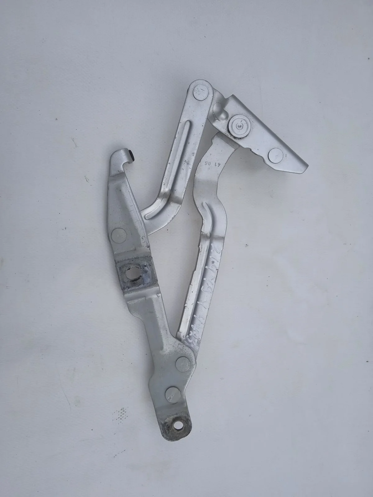 Петля багажника левая Skoda Superb I (2001—2006) 3U4 3U 3B5827301B Лево