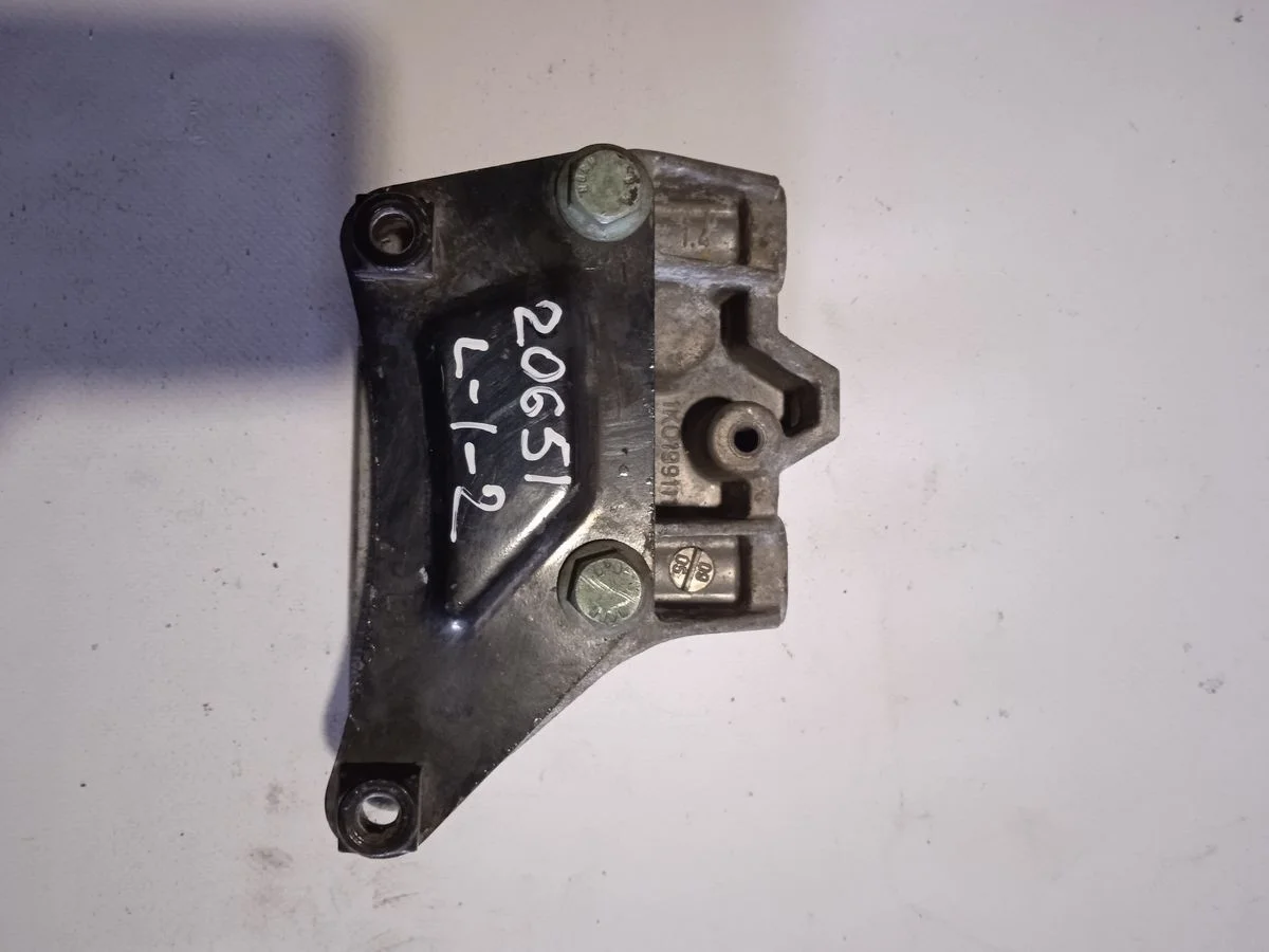 Кронштейн опоры КПП Audi A3 8P рестайлинг (2004—2008)  1K0199111E   BSE CHPA,CHZD, CJZA,CJZB, CMBA,CPTA, CPVA,CPVB, CPWA,CXSA, CYVA,CYVB, CZCA,CZDA, CZEA