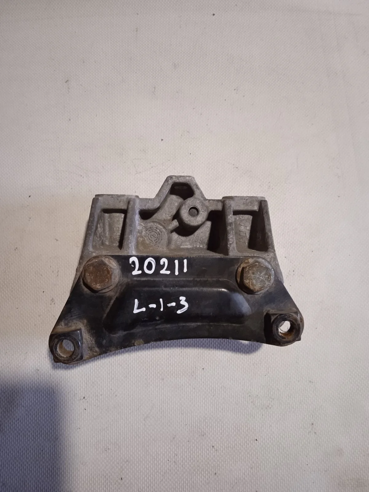 Кронштейн опоры КПП Volkswagen Golf Mk5 (2003—2009) 1K1 9B3 1K0199111E,  1K0199111D,  1K0199111   BAG, BLP, BLF BXW BCA,BLF,BUD CHPA,CHZD, CJZA,CJZB, CMBA,CPTA, CPVA,CPVB, CPWA,CXSA, CYVA,CYVB, CZCA,CZDA, CZEA