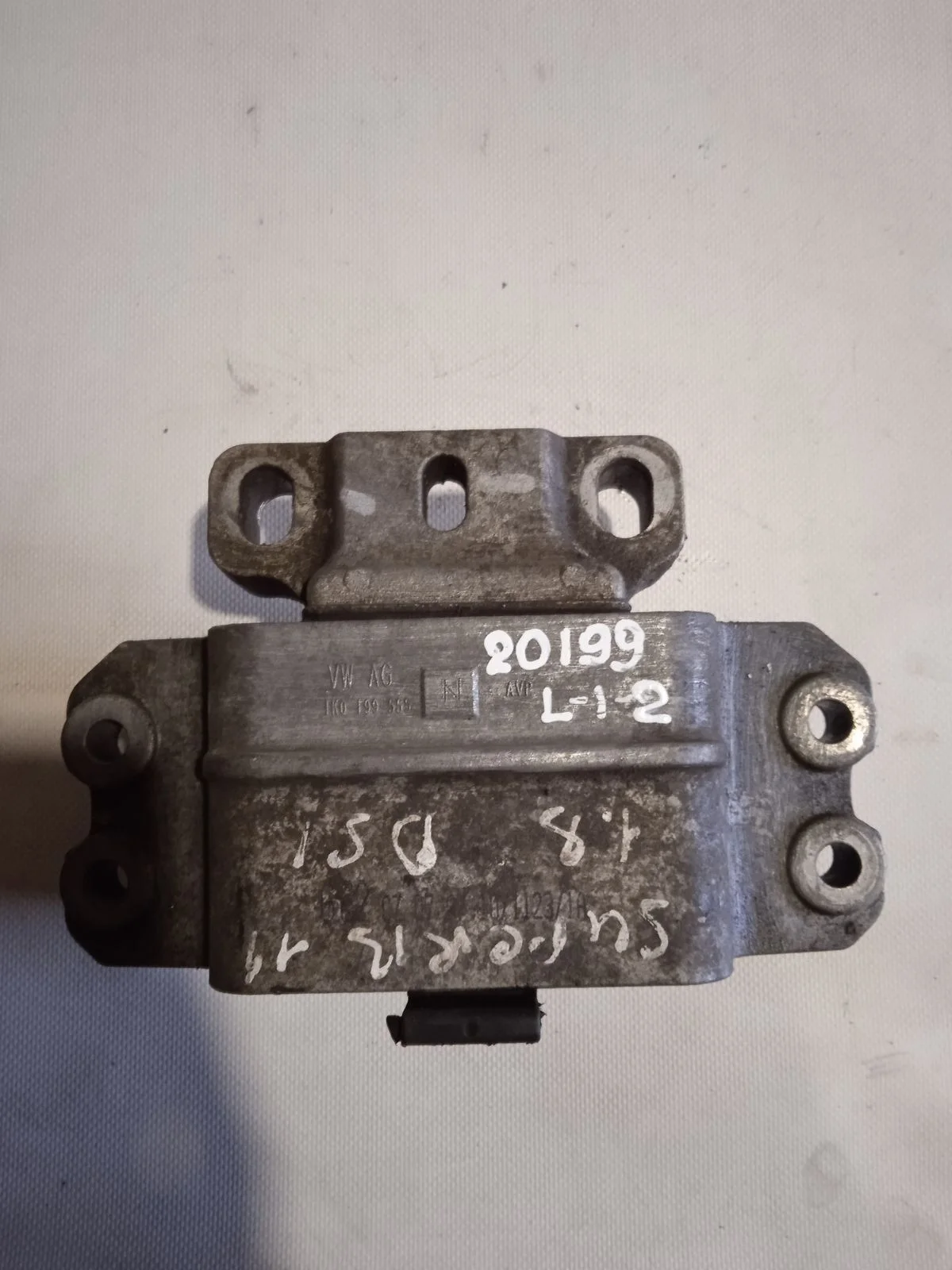 Опора ( подушка ) КПП Volkswagen Touran I (2003—2006) 1T1 1K0199555N   AXW; BLR; BLX; BLY; BMB; BVY; BVZ BKD; CBAB; CBEA; BKC; BLS; BXE CFFB; CLJA