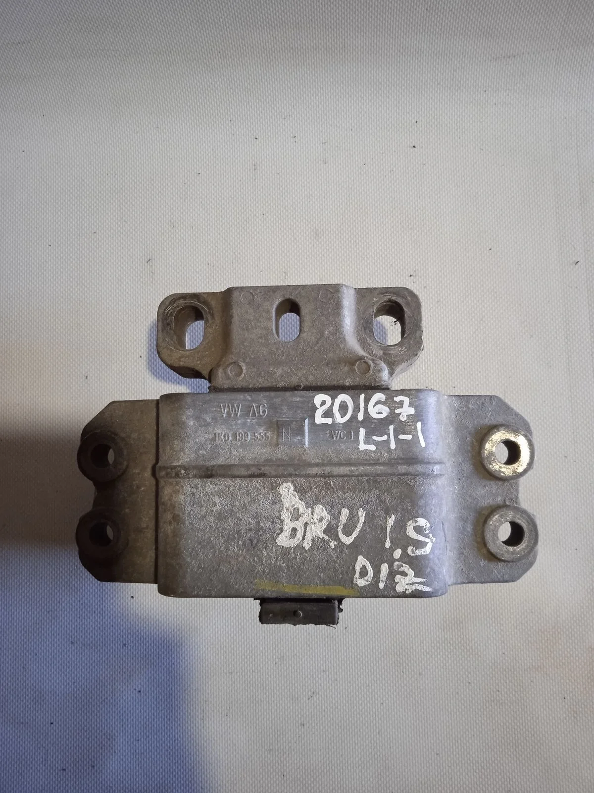 Опора ( подушка ) КПП Volkswagen Touran I (2003—2006) 1T1 1K0199555N   AXW; BLR; BLX; BLY; BMB; BVY; BVZ BKD; CBAB; CBEA; BKC; BLS; BXE CFFB; CLJA